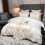 Détail de la broderie or sur la housse de couette en satin de coton