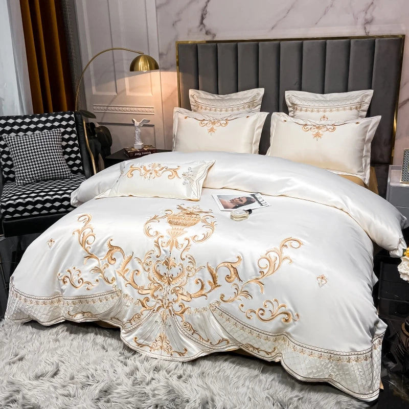 Détail de la broderie or sur la housse de couette en satin de coton