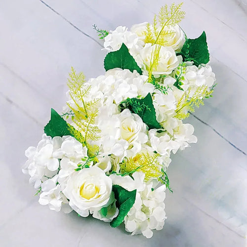 guirlande florale artificielle roses blanches feuilles vertes décoration mariage fête anniversaire intérieur romantique décoratif