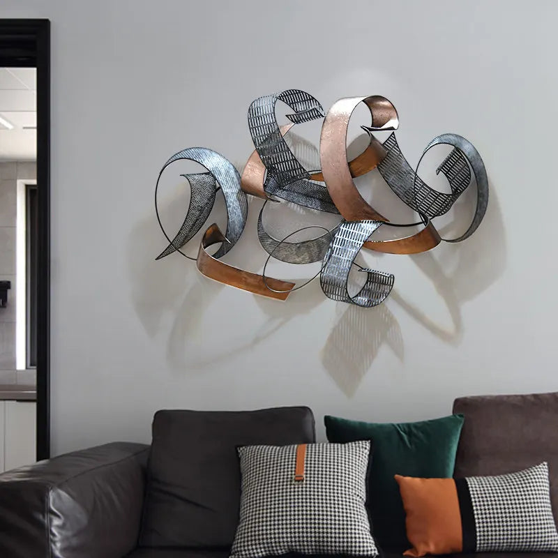 Détail du relief 3D de la fresque murale métallique