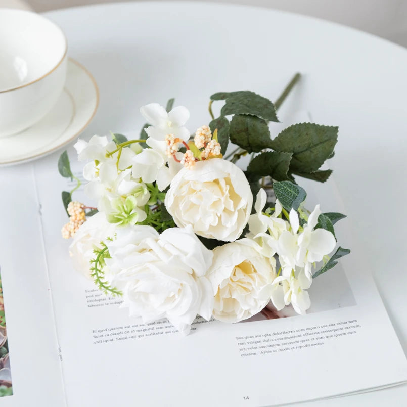 bouquets artificiels roses hydrangeas violettes roses blanches classiques décoration intérieure mariage anniversaire baby shower