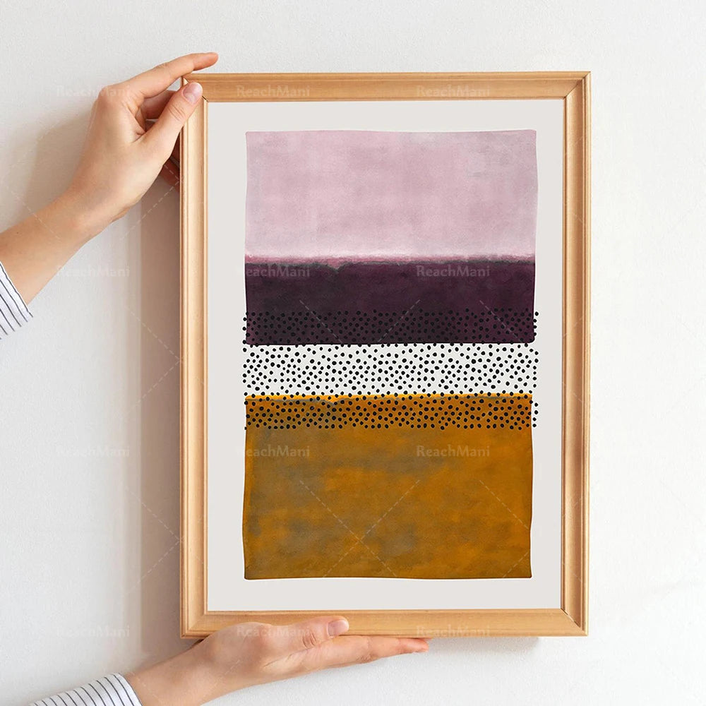 Une œuvre d'art abstraite avec des motifs géométriques et des couleurs terreuses, encadrée et suspendue sur un mur blanc.