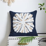 Coussin côtier bleu nuit sur canapé gris