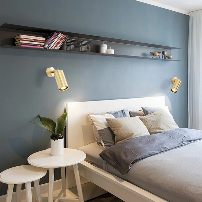 Installation de l'applique murale LED au-dessus d'un lit