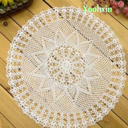 napperon crochet dentelle motif floral blanc touches rouges vertes semi transparent traditionnel rustique champêtre