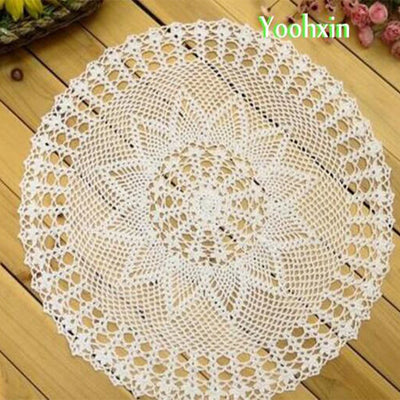 Napperon rond crochet moderne noir sur table