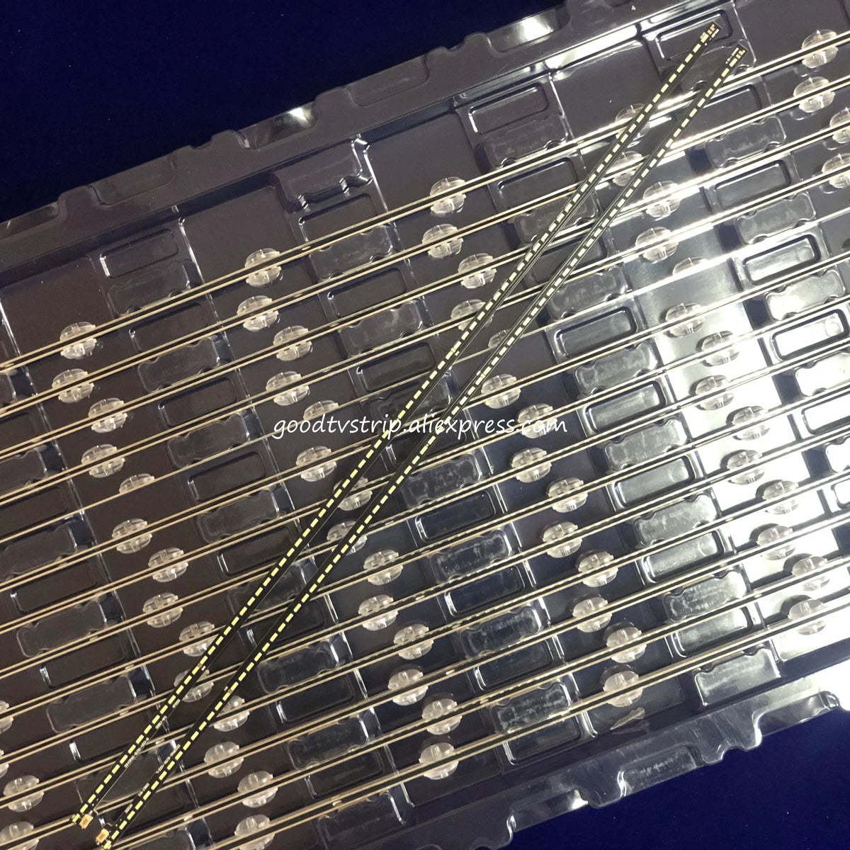 ruban led noir jaune décoration professionnelle ligne leds modernes connecteurs dorés flux lumineux élevé