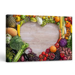 Une variété de fruits et légumes colorés disposés sur un fond en bois.