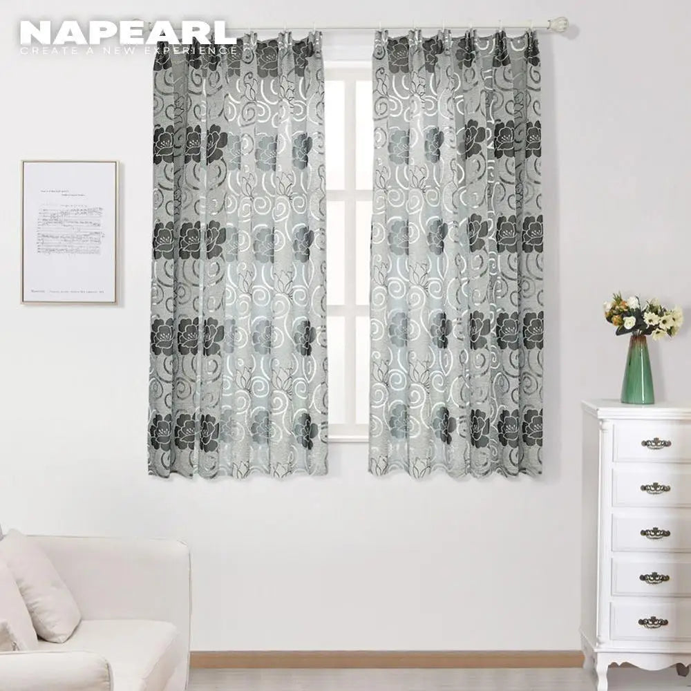 rideaux modernes transparents motifs fleurs gris beige rose anneaux métalliques fenêtre salon