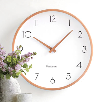 Horloge murale en bois massif design nordique noir sur mur blanc