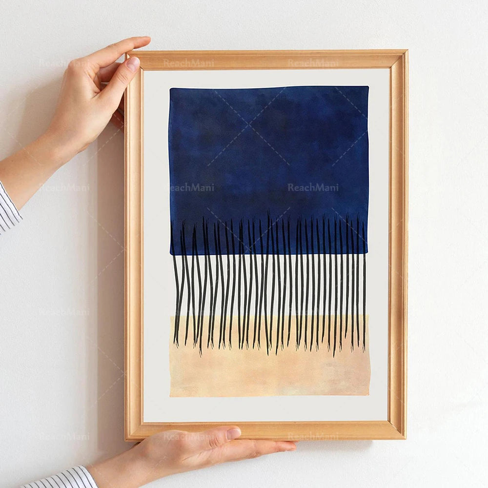 L'œuvre est composée d'un motif géométrique bleu marine et noir sur un fond beige, encadrée dans un cadre en bois clair. Elle semble représenter une abstraction graphique.
