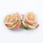 décoration intérieure roses artificielles velours violet rose rouge beige blanc