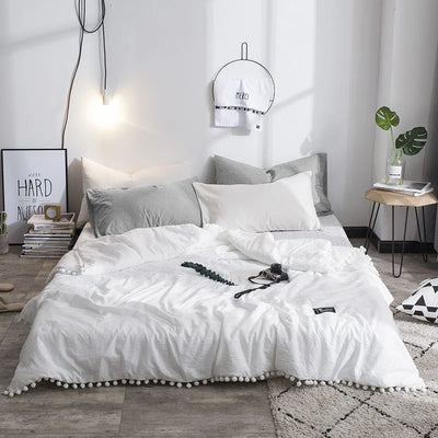 Couvre-lit patchwork blanc et gris sur lit double