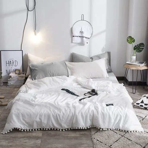 Couvre-lit patchwork blanc et gris sur lit double