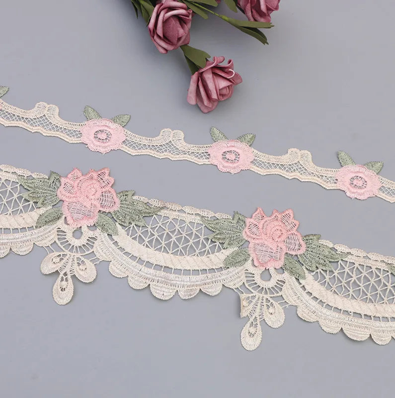 ruban dentelle fleurs roses feuilles vertes classique romantique blanc rose clair vert pastel