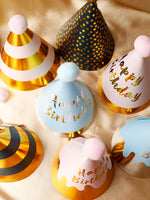 chapeaux fête anniversaire or bleu marine rayures pois dorés happy birthday moderne festif