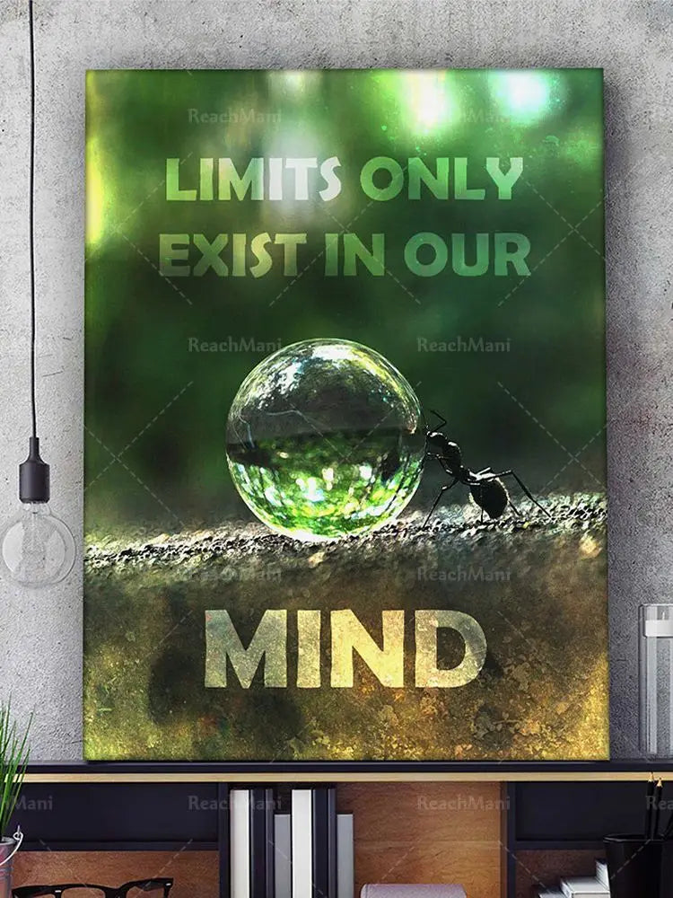 Un tableau avec un globe terrestre représentant un esprit créatif et inspiré, avec le texte "Limits only exist in our mind" pour encourager la pensée hors des sentiers battus.