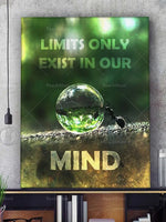 Un tableau avec un globe terrestre représentant un esprit créatif et inspiré, avec le texte "Limits only exist in our mind" pour encourager la pensée hors des sentiers battus.