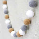 collier créatif coloré boules feutre rouge blanc gris beige jaune anniversaire noël mariage