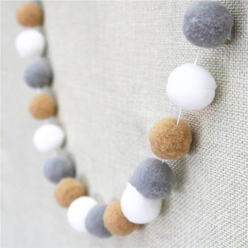 collier créatif coloré boules feutre rouge blanc gris beige jaune anniversaire noël mariage