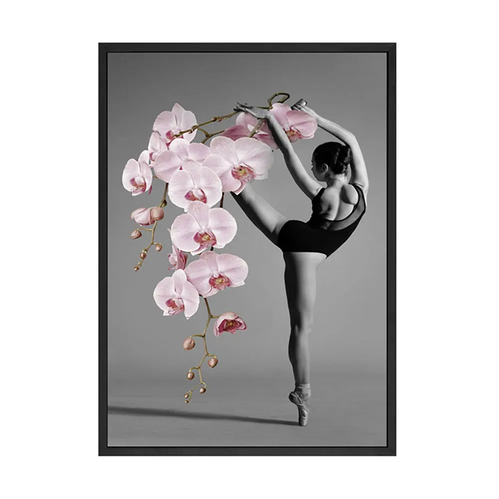 Une danseuse classique dans une pose gracieuse, entourée de belles fleurs d'orchidées roses.