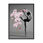 Une danseuse classique dans une pose gracieuse, entourée de belles fleurs d'orchidées roses.