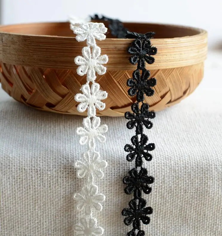 ruban dentelle blanc noir fleurs relief classique couture projet décoration tissu polyester