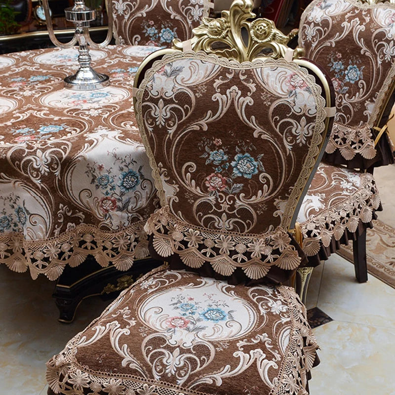 Le décor élégant de cette table est caractérisé par des motifs floraux ornementés et une finition en dentelle raffinée, créant une ambiance chaleureuse et luxueuse.