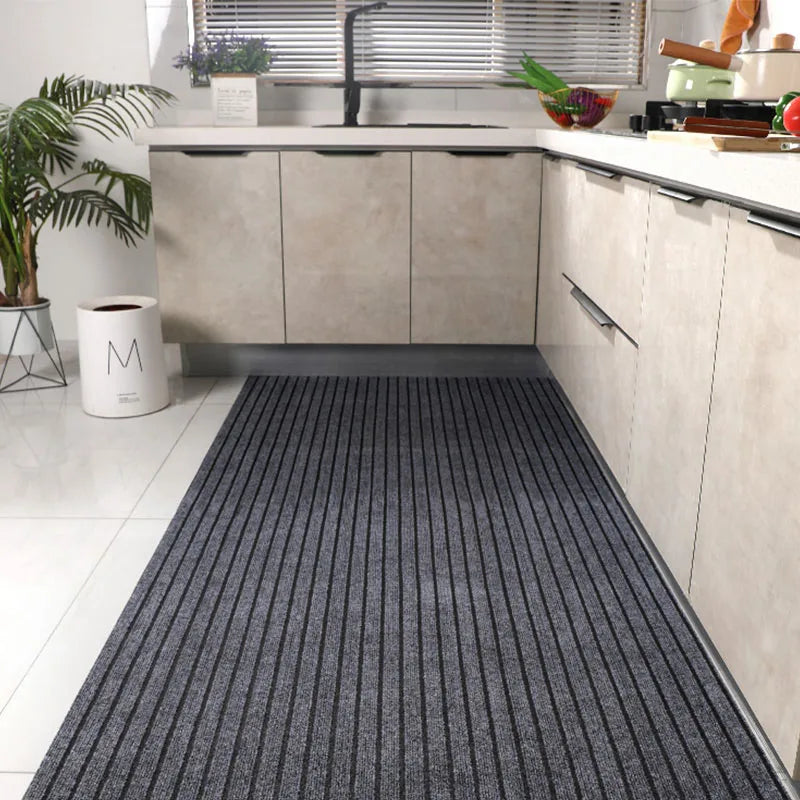 Détail du motif rayé du tapis antidérapant pour intérieur