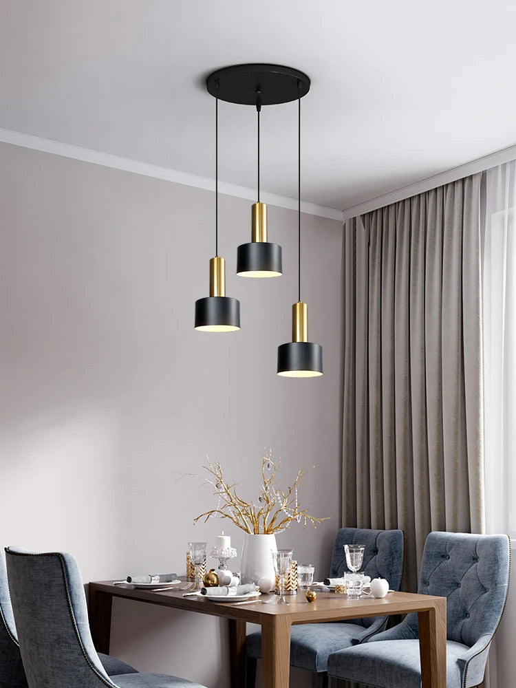Lustre minimaliste noir suspendu au-dessus d'une table à manger