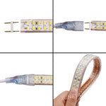 Bande LED installée le long d'une plinthe avec éclairage blanc chaud