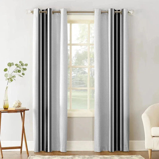 Rideaux élégants avec rayures noires verticales, parfaits pour une décoration moderne de salon. Habillage idéal pour fenêtres, ajoutant une touche contemporaine à votre intérieur tout en maximisant la luminosité naturelle. Conviennent à divers styles de décoration.