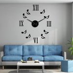 Horloge murale 100 cm or dans salon moderne