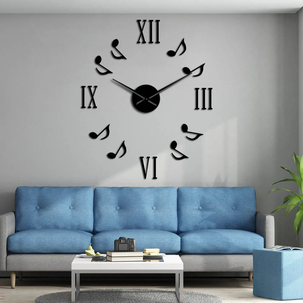 Horloge murale 100 cm or dans salon moderne