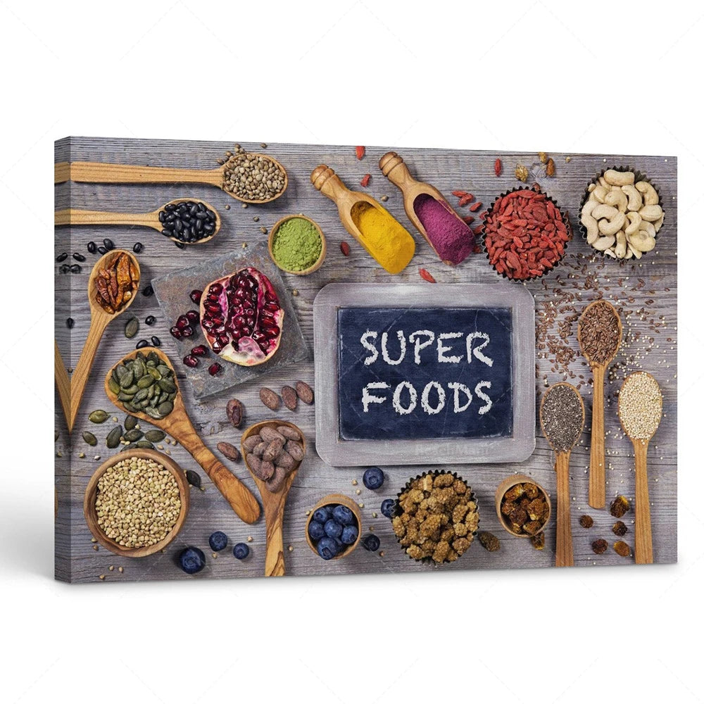 Variété de superaliments sains et naturels, épices, grains, noix et baies sur une table en bois avec un tableau noir affichant le texte "SUPER FOODS".