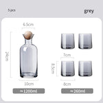 Ensemble de 5 articles en gris, comprenant une bouteille de cristal et 4 verres à whisky aux lignes épurées.