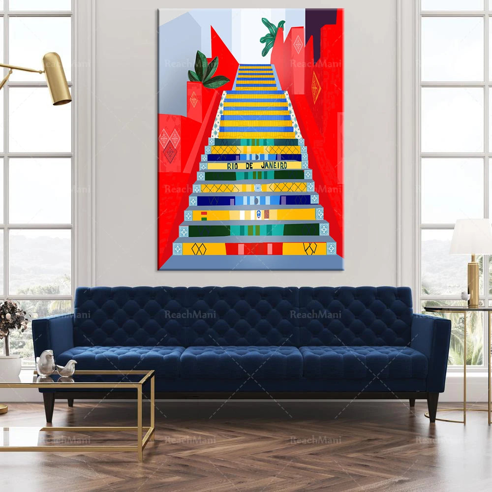 L'image montre un escalier coloré et fantaisiste avec l'inscription "Rio de Janeiro" en haut, entouré de végétation luxuriante, placé dans un beau salon avec de grandes fenêtres et un canapé bleu foncé.