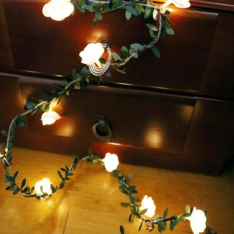 guirlande lumineuse fleurs blanches feuilles vertes clips romantique noël décoration chambre partie