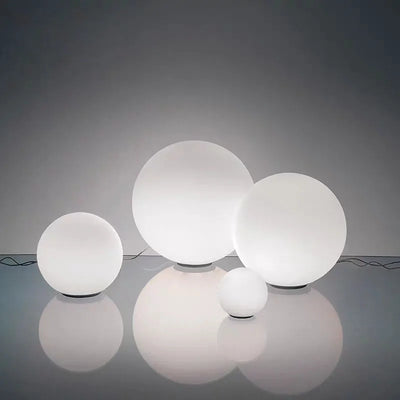 Boule lumineuse LED bleue dans un jardin la nuit
