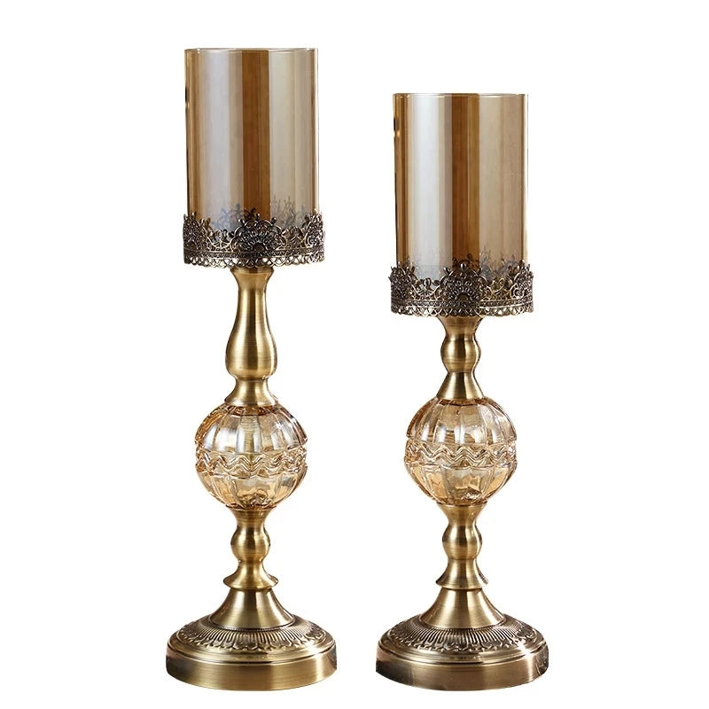 bougeoirs dorés transparents supports bougie colonne texture ornée vintage décoration maison chandelles floraux