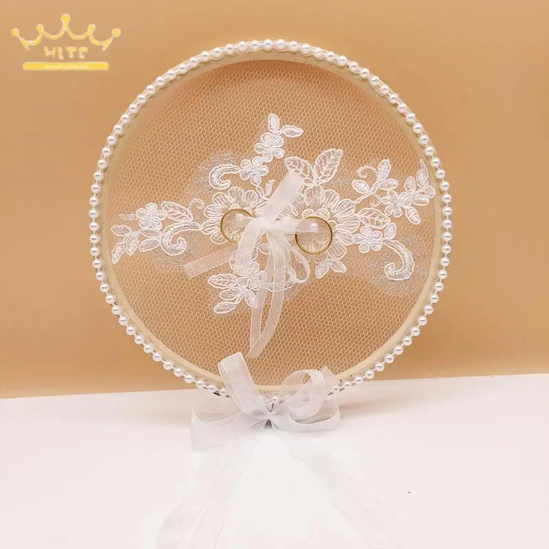 anneau mariage boîte dentelle fleurs blanc présentoir bijoux classique or blanc emballage