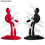 Porte-couteau humanoïde noir organisant des couteaux de cuisine