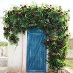 vigne tressée arches fleurs violettes feuilles vertes fleurs rouges décoration extérieure intérieure maison mariage