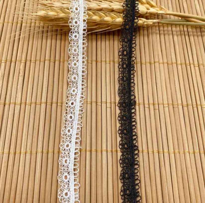 rubans dentelle fine blanche noire motifs floraux ours classique romantique écologique soluble eau
