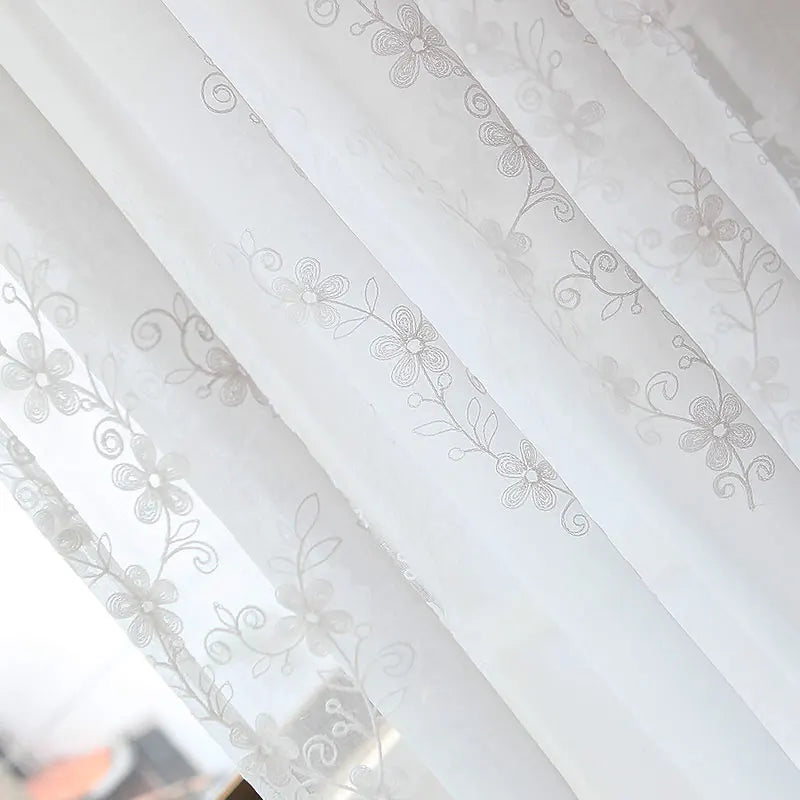 Rideau voilage blanc brodé avec effet de lumière naturelle filtrée
