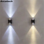 applique murale led moderne noire fixée mur vis câbles chambre coucher salon