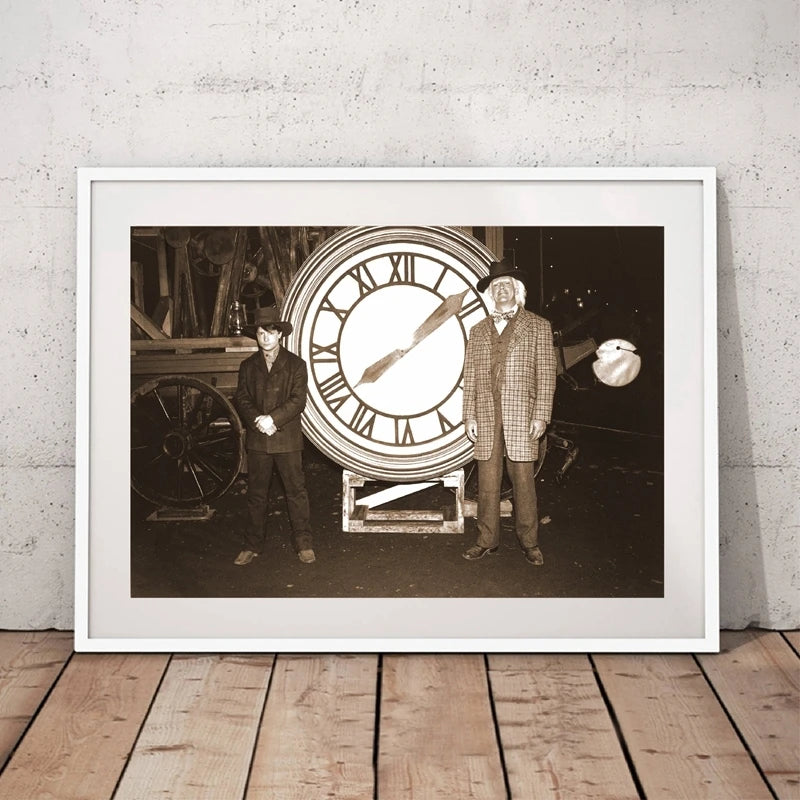 horloge vintage noir blanc cadran numeros romains personnages deco intérieure mural erotique film