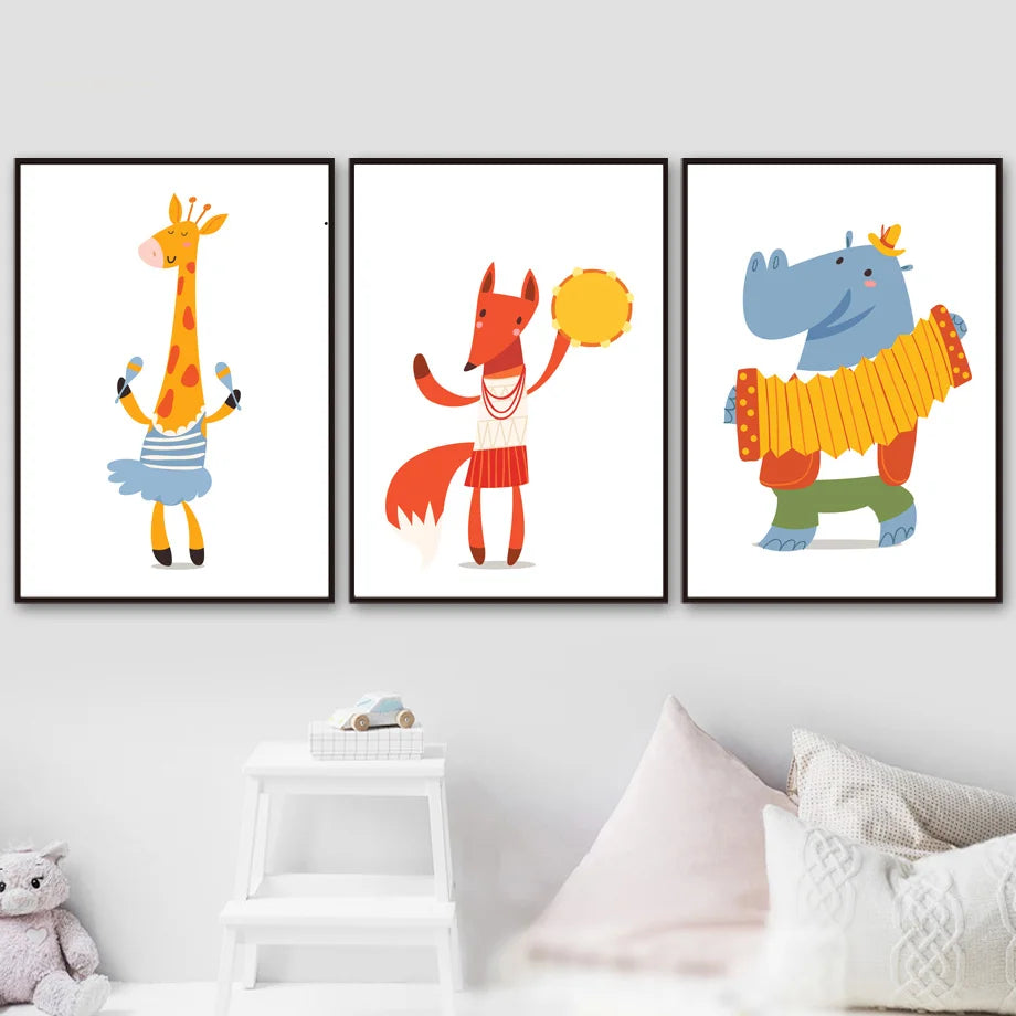 Une illustration ludique et colorée de trois animaux anthropomorphiques mignons : une girafe, un renard et un hippopotame.
