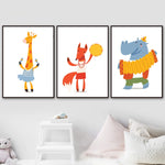 Une illustration ludique et colorée de trois animaux anthropomorphiques mignons : une girafe, un renard et un hippopotame.