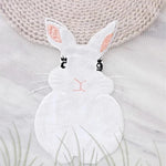 Illustration charmante d'un lapin blanc sur fond neutre avec motif tissé, idéale pour décoration de chambre d'enfant ou accessoire de mode. Le design captivant et mignon apporte une touche de douceur et d'élégance à votre espace. Idéal pour un style unique et personnalisé.